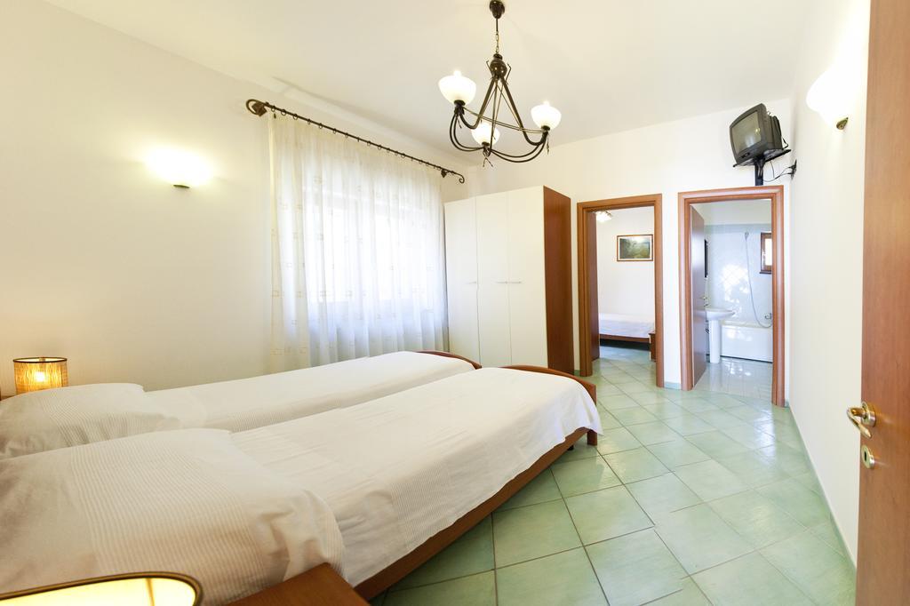 Olga'S Residence Relais Nerano Rum bild